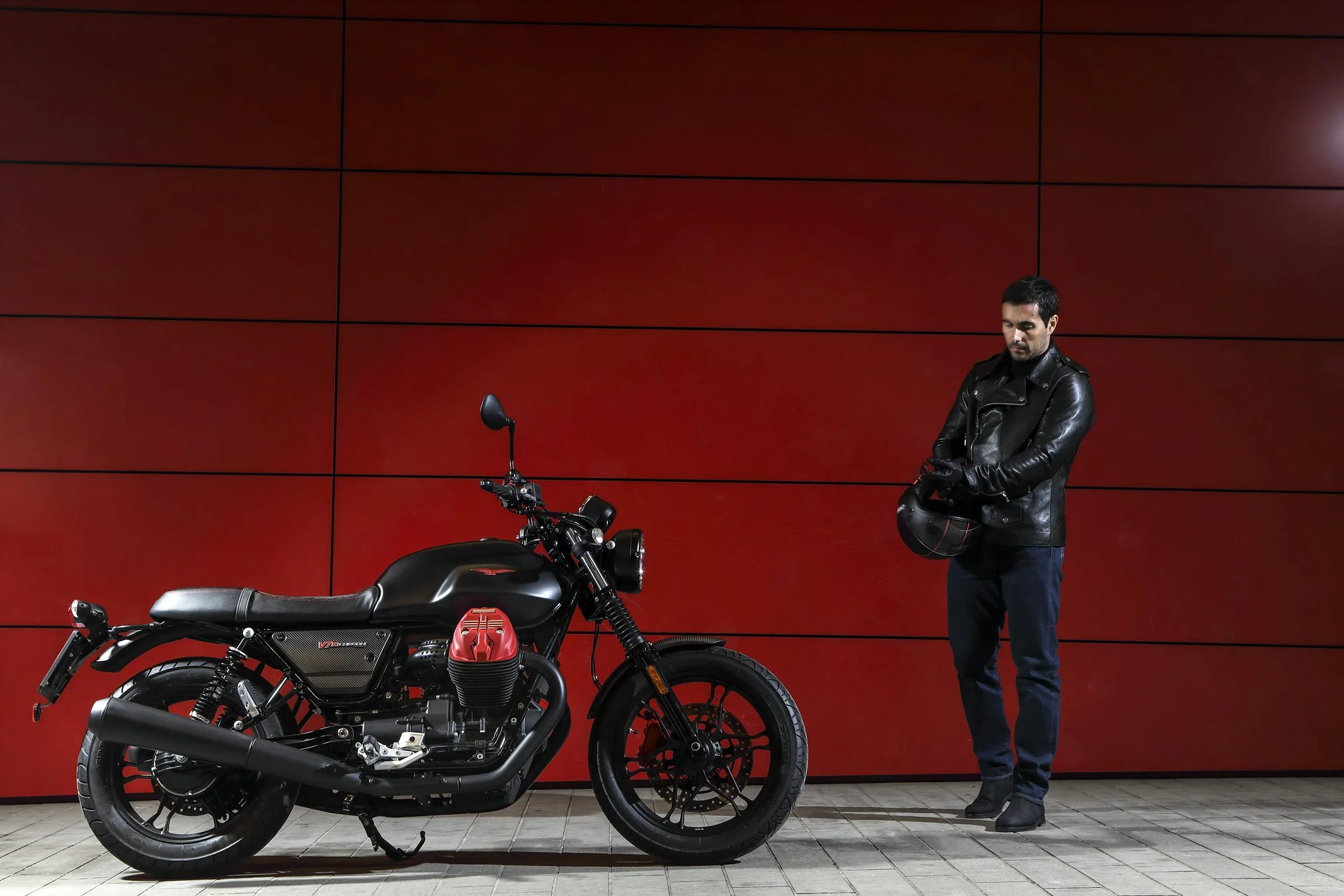 Moto Guzzi V7 III Carbon Dark