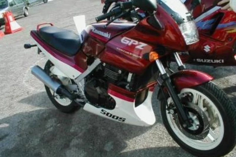 Kawasaki GPZ 500 S (reduced effect #2)