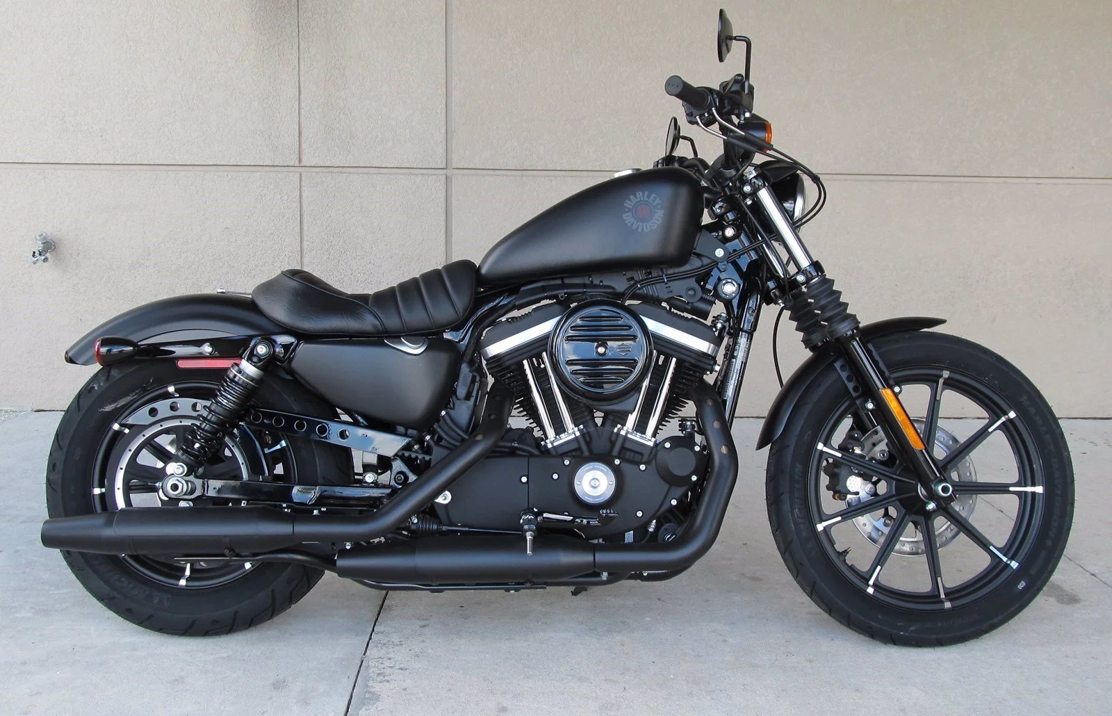 Harley-Davidson Sportster Iron 883