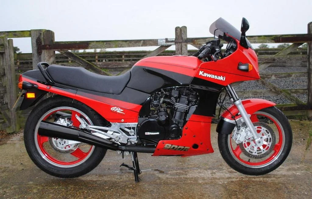 Kawasaki GPZ 600 R (reduced effect #2)